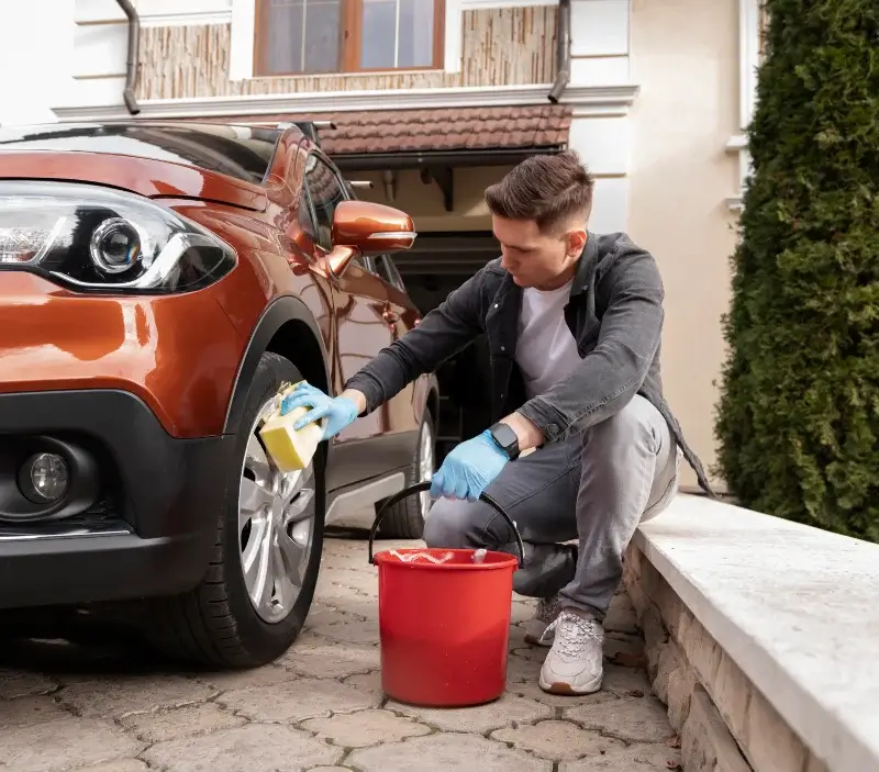 Lavage auto à domicile Les Pins : professionnel intervenant sur un véhicule